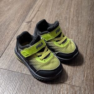 Boys Fila Toddler Acumen Viz Running Shoe Size 5